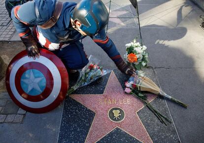 Un imitador del Capitán América deposita flores en la estrella del Paseo de la Fama al dibujante de cómics y editor Stan Lee, en Hollywood, California (EE UU). Lee murió el 12 de noviembre a la edad de 95 años.