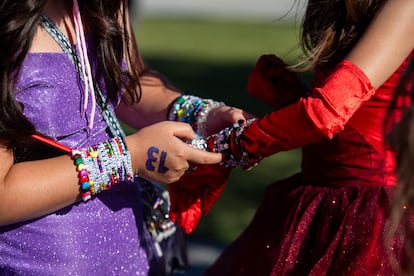 Dos seguidoras intercambian pulseras en el concierto de Taylor Swfit, el 3 de agosto de 2023. 