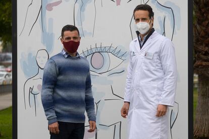 Vicente Martínez (a la izquierda), paciente que recibió un trasplante de córnea, junto a su doctor, Javier Giménez-Almenara, en el hospital Reina Sofía de Córdoba.
