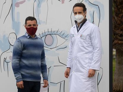 Vicente Martínez (a la izquierda), paciente que recibió un trasplante de córnea, junto a su doctor, Javier Giménez-Almenara, en el hospital Reina Sofía de Córdoba.