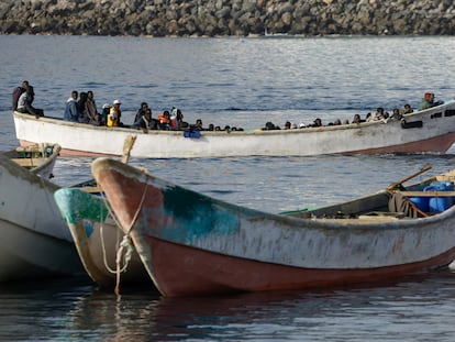 Imagen de archivo de un cayuco con migrantes africanos en el puerto grancanario de Arguineguín, en febrero.