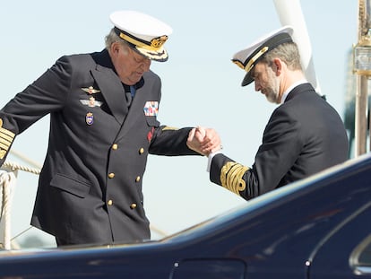 Felipe VI ayuda a su padre Juan Carlos I tras su visita al buque escuela de la Armada 'Juan Sebastián Elcano' en San Fernando (Cádiz) en febrero de 2018.