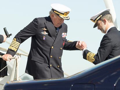 Felipe VI ayuda a su padre a bajar del buque 'Juan Sebastián Elcano' en San Fernando (Cádiz), en 2018.