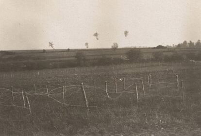 En esta foto del militar francés Jean Treau, el humo de la artillería se asoma por detrás de los campos de alambre de espino. Su nieta encontró estas fotos en un sobre titulado Recuerdos de la guerra.