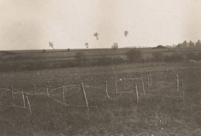 En esta foto del militar francés Jean Treau, el humo de la artillería se asoma por detrás de los campos de alambre de espino. Su nieta encontró estas fotos en un sobre titulado Recuerdos de la guerra.