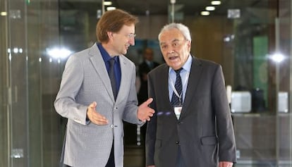 Carlos Sim&oacute;n (izquierda) junto a Werner Arber en Valencia.