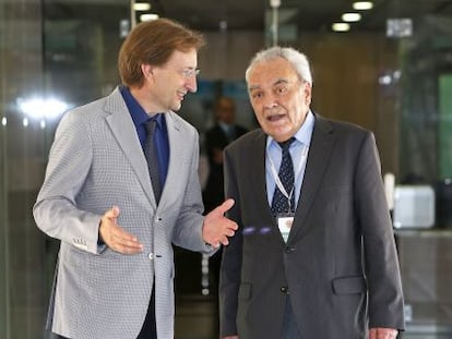 Carlos Sim&oacute;n (izquierda) junto a Werner Arber en Valencia.