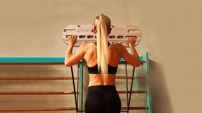 Las tablas colgantes también se pueden utilizar para realizar infinidad de ejercicios fitness, como dominadas o series pull-up.