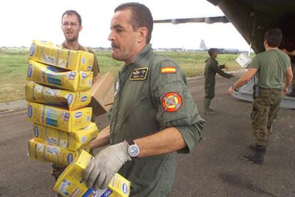 Militares españoles descargan paquetes de ayuda la semana pasada en Banda Aceh.