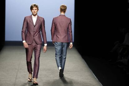 Un modelo luce una creación del diseñador Manuel García Madrid en la tercera jornada de la pasarela Fashion Week Madrid.