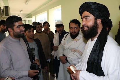 Ahmadullah Muttaqi (derecha), director de información y cultura de los talibanes habla con los periodistas, en Kandahar.