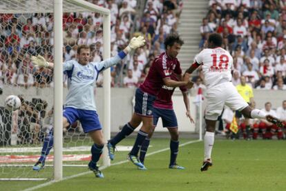 Raúl intenta evitar, sin éxito, uno de los goles del Stuttgart.