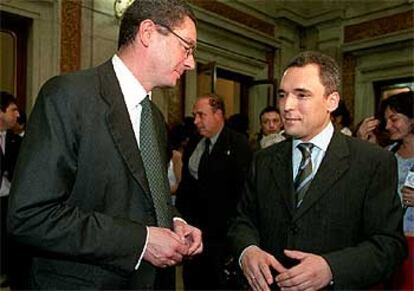El alcalde de Madrid, Alberto Ruiz-Gallardón (a la izquierda), conversa ayer con Rafael Simancas.