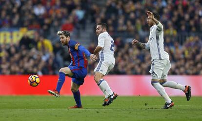 Messi controla el bal&oacute;n ante Carvajal y Ramos.