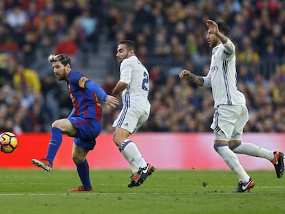 Messi controla el bal&oacute;n ante Carvajal y Ramos.