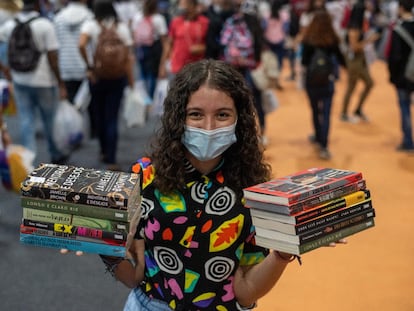 Una joven enseña varios libros en la Bienal del Libro de Río de Janeiro 2021.