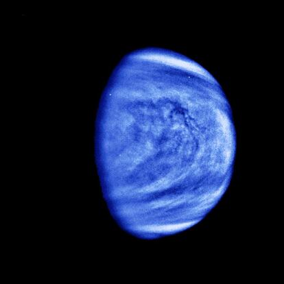 El planeta Venus se ve en esta fotografía tomada por el Sistema de Imágenes de Estado Sólido de la nave espacial Galileo / NASA/JPL via REUTERS