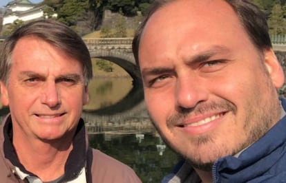 Bolsonaro e o filho Carlos.