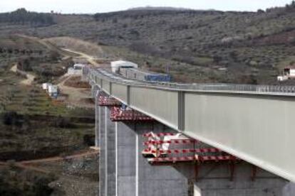 Viaducto en construcción de la autopista Transmontana A-4, que conectará Oporto con Braganza y la frontera española de San Martín del Pedroso (Zamora). EFE/Archivo