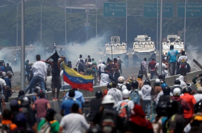 Un vehículo militar ha embestido y arrollado a un grupo de civiles en la plaza Altamira, en la capital venezolana, donde se concentran decenas de opositores.