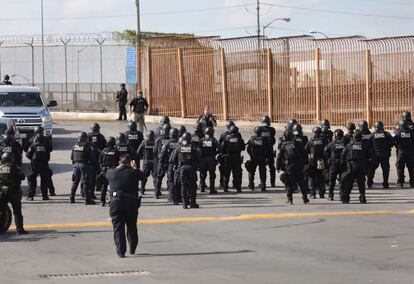 Un grupo de agentes de la policía antidisturbios se despliega durante un ejercicio de capacitación, en Hidalgo (Texas).