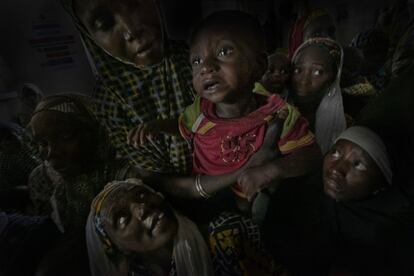 Comparando cifras, de los más de 700.000 refugiados y migrantes que se encuentran actualmente en el país, solo 11.471 consiguieron llegar por mar a Italia en 2019. El resto sobrevive atrapado en el infierno libio como migrante económico, aunque la mayoría sea realmente refugiado. En la imagen, una mujer trata de consolar a su hijo en Borno. Muchas de estas familias huyen de la violencia del grupo Boko Haram, y utilizarán la vía de Libia para intentar llegar a Europa (Nigeria).