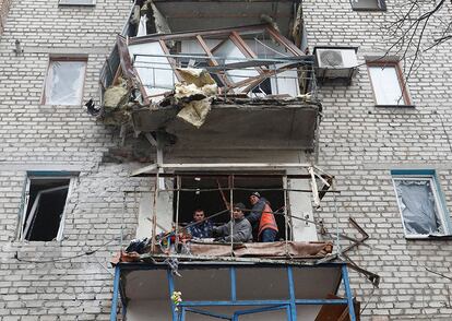 Varias personas retirar escombros de un edificio de apartamentos en Yasinovataya, en la región de Donetsk, este miércoles. El Ministerio de Defensa de Ucrania teme que el Ejército bielorruso puede sumarse próximamente a la invasión lanzada por Rusia el pasado 24 de febrero.