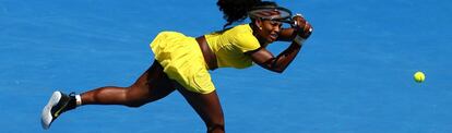 Serena Williams devuelve la bola en su partido de octavos.