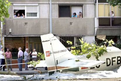 Varios vecinos observan la avioneta que se estrelló en Badia del Vallès.