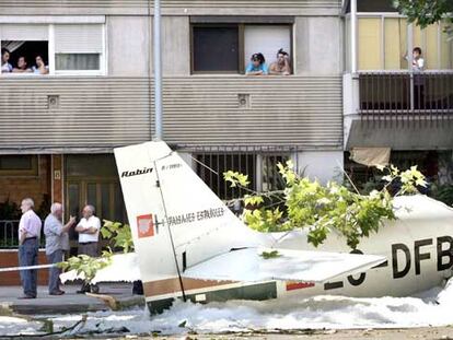 Varios vecinos observan la avioneta que se estrelló en Badia del Vallès.