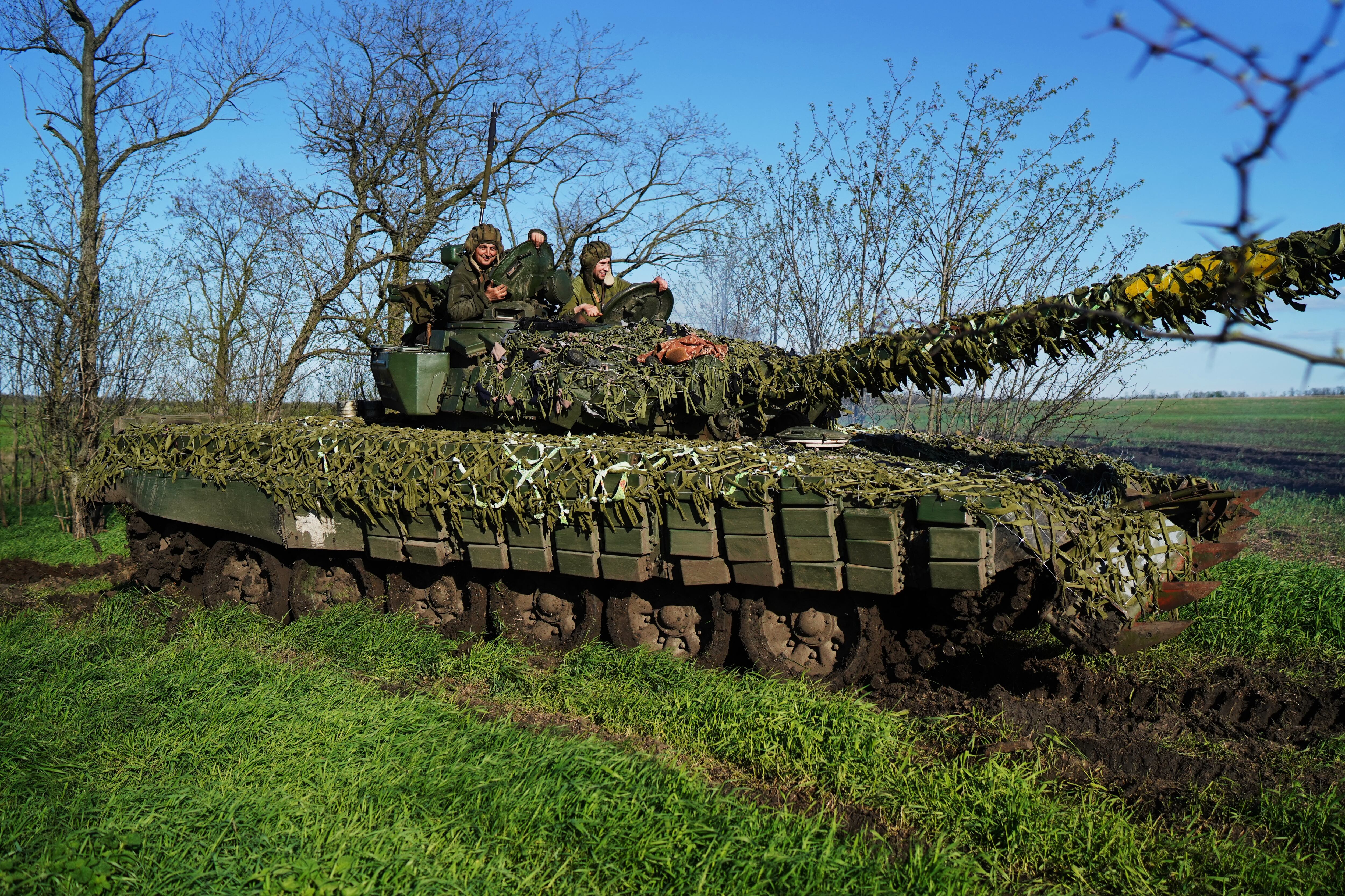 Alexander Karman (izquierda) junto a Tarás Havrilenko a bordo del tanque número 27 en la región de Zaporiyia, el 2 de mayo de 2023.