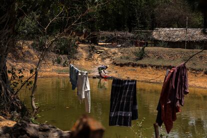 Una mujer lava la ropa en un río en Hirapur (Jharkhand, India), el 25 de abril.