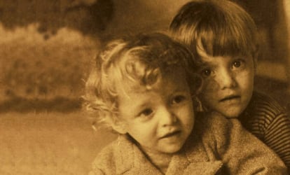Fernando Vallejo (detrás) y su hermano Darío, en una foto sin fechar.