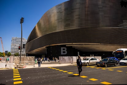 Vallas en las inmediaciones del estadio Santiago Bernabéu, el 24 de mayo.