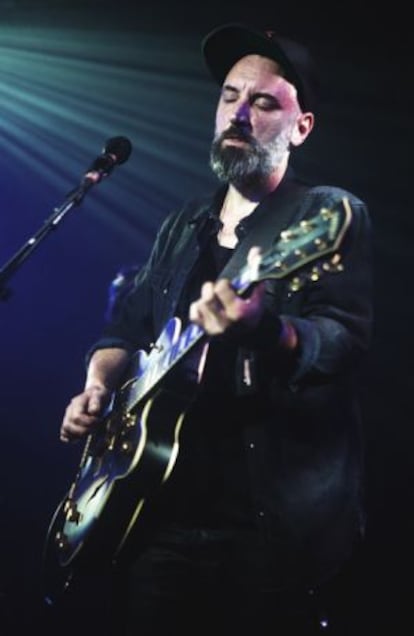 Fink, a la guitarra