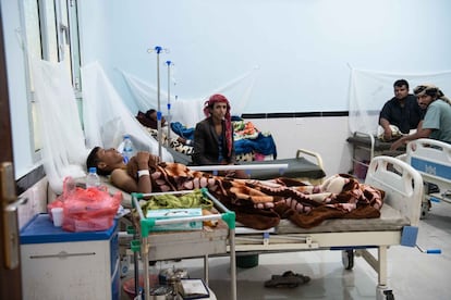 Un joven recién operado de apendicitis se recupera en el único hospital público de Atat, capital de la céntrica provincia yemení de Shabwa.