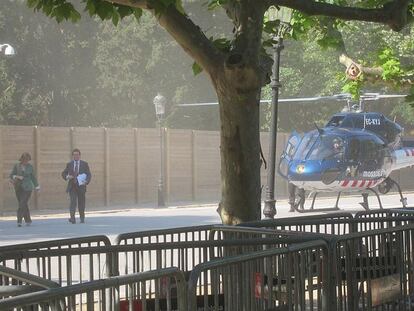 El presidente de la Generalitat, Artur Mas, y la mayor parte de sus consejeros se trasladan al Parlament en helicóptero el 15 de junio por la mañana para evitar el cerco de la protesta de los manifestantes indignados. Centenares de personas rodearon el parque de la Ciutadella y zarandearon y pintaron a los diputados.