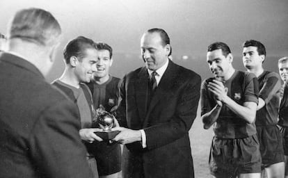El subdirector del periódico L'Equipe (c) entrega a Luis Suárez el balón de oro al mejor futbolista de la temporada 1960, el 9 de marzo de 1961.