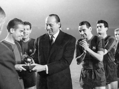 Barcelona, 9-3-1961.- El subdirector del periódico L'Equipe (c) entrega a Luis Suarez el balón de oro al mejor futbolista de la temporada 1960