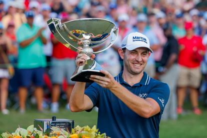 Cantlay, con el trofeo.