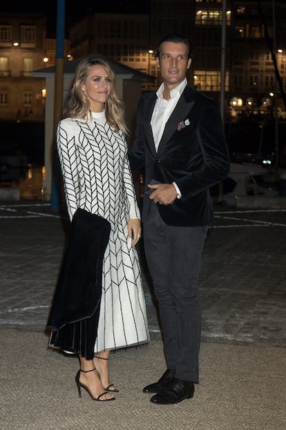 Laura Vecino escogió un vestido blanco y negro con un entramado geométrico de Teresa Herlbig.