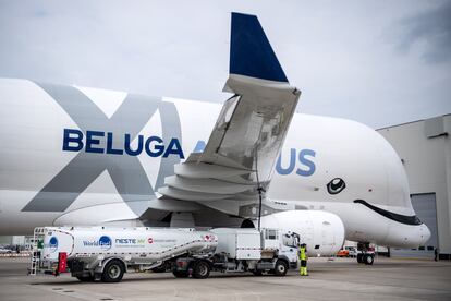 Un avión de carga repostando combustible de aviación sostenible (SAF), fabricado a partir de aceite de cocina usado y grasas industriales.