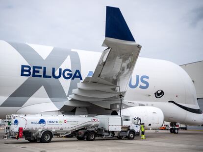 Un avión de carga repostando combustible de aviación sostenible (SAF), fabricado a partir de aceite de cocina usado y grasas industriales.