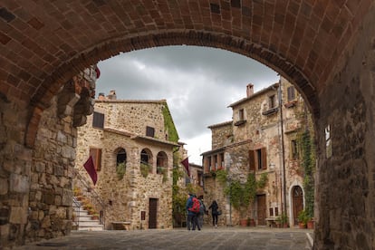 Acceso a la Piazza del Castello en Montemerano (Italia)