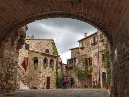 Acceso a la Piazza del Castello en Montemerano (Italia)