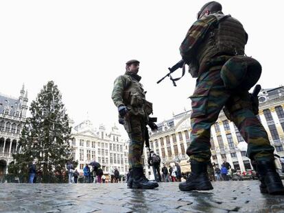 Soldados patrullan la Grand Place de Bruselas. 