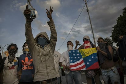 Manifestantes contrarios al chavismo bloquean una calle de Caracas en el transcurso de la movilización de este sábado.