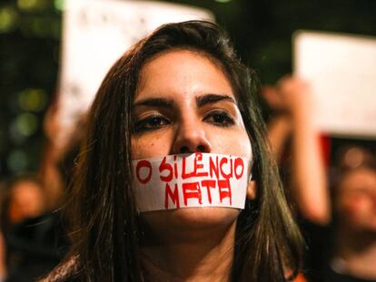 Ato 'Por Todas Elas' reúne mulheres na Avenida Paulista para mais um protesto contra o estupro.