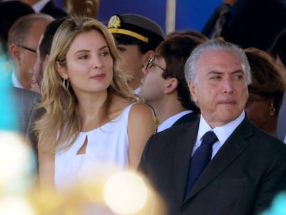 Temer e sua mulher, Marcela, assistem ao desfile.