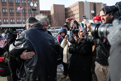 William Sarsfield, uno de los condenados por el ataque al Capitolio, abraza a David Clements, tras ser liberado por Donald Trump, el 21 de enero en Washington.